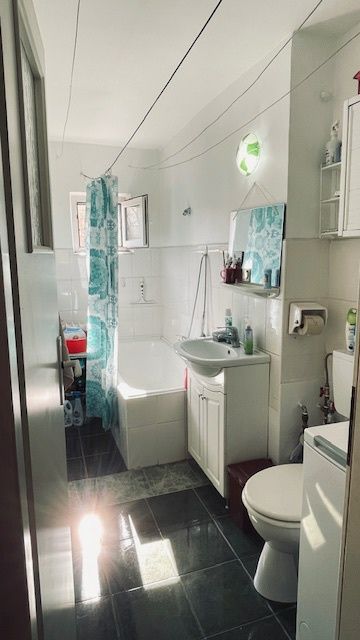 Vând apartament 3 camere Oradea Rogerius.Etaj 1.