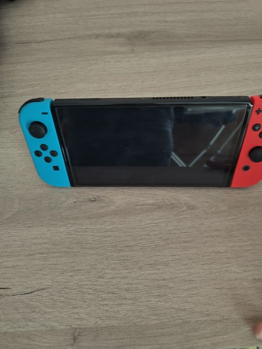 Nintendo Switch + калъф и две игри