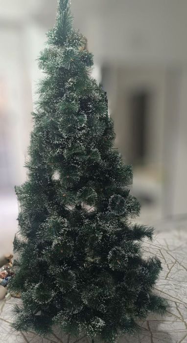 Продаётся новогодняя ёлка