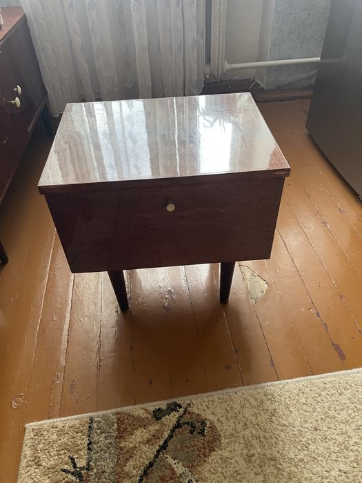 Отдам тумбу и открытый шкаф .