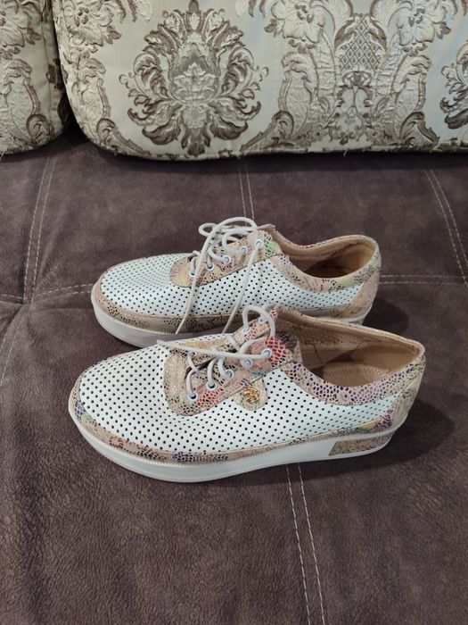 Женские ботинки, кроссовки