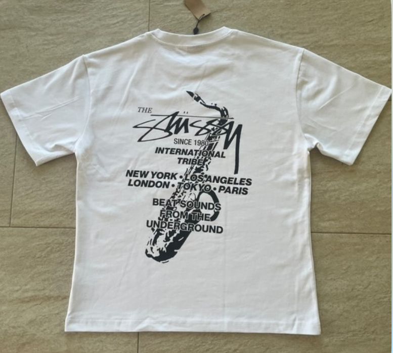 Продавам чисто нова тениска на Stussy!