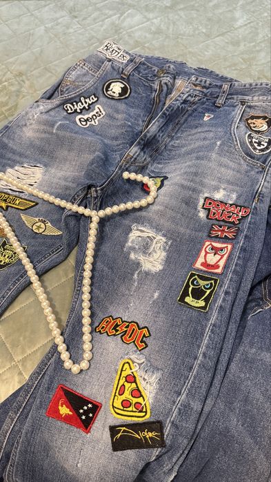 Дънки Джофра с висока талия и емблеми