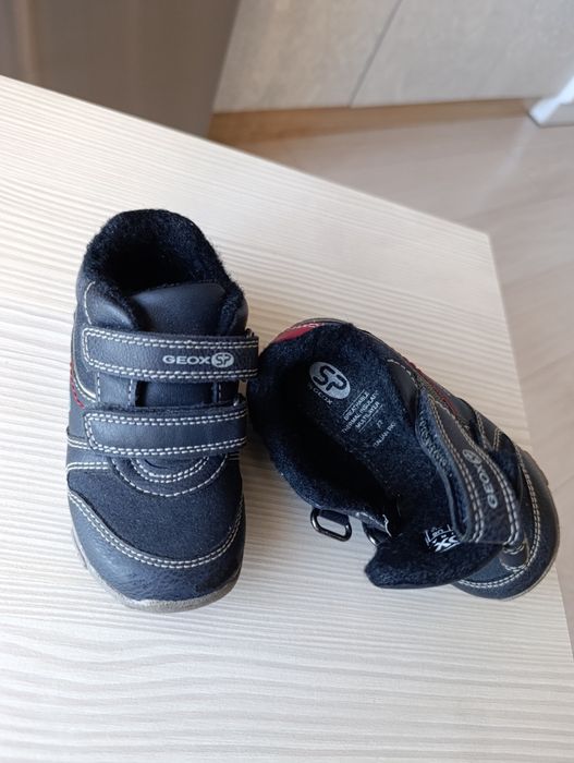 Продам кроссовки детские утепленные