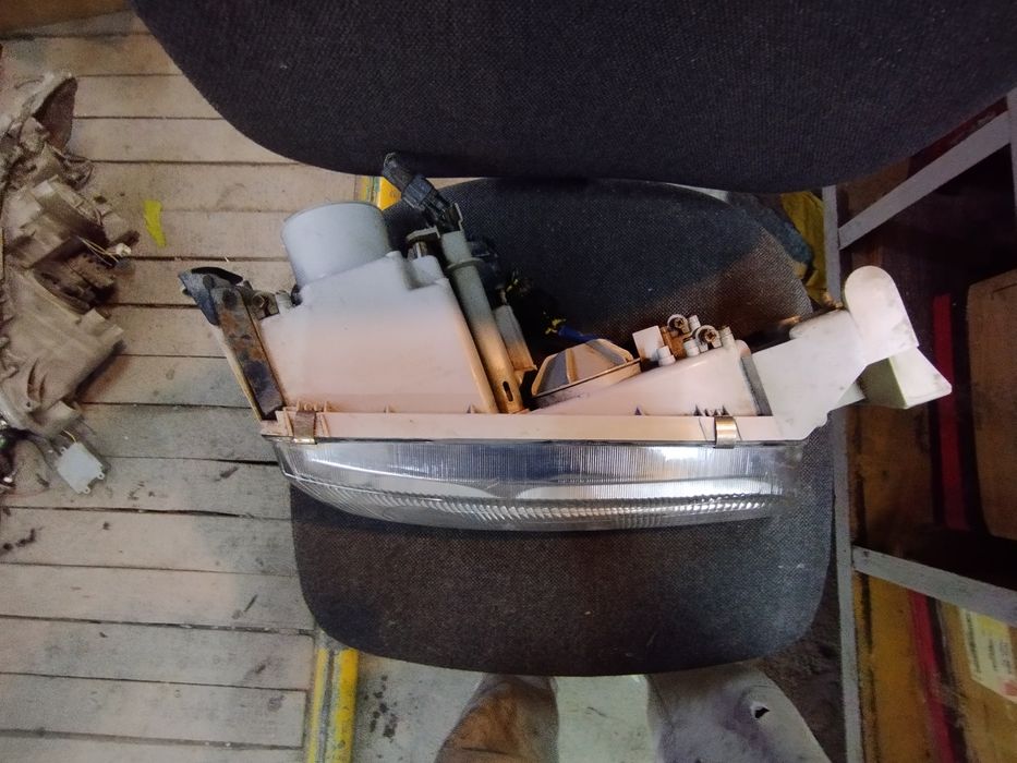 Мазда кронос правая фара оригинал