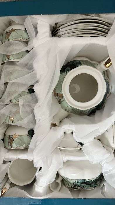 Продам фарфоровый сервиз