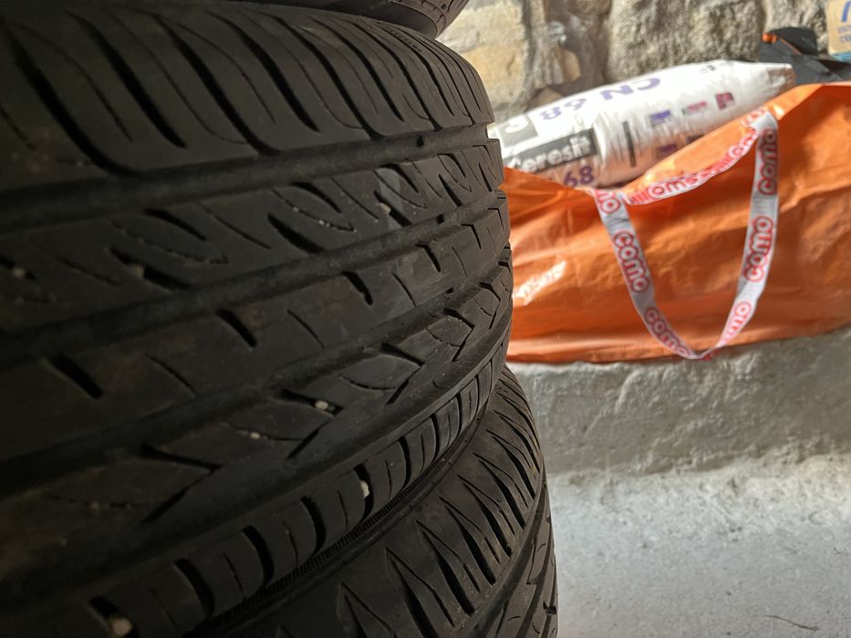 Летни гуми Viking 215/ 65 R16 карани са един сезон, съхранявани в/у стойка за гуми на тъмно и хладно място. Цената е за целия комплект.