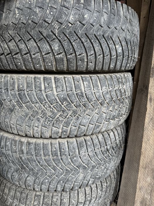 Продам шины два комплекта на хайлюкм