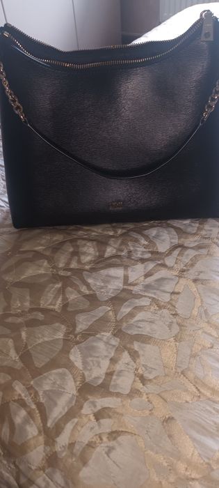 Черна кожена чанта на DKNY