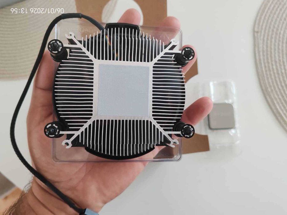 Procesor AMD Ryzen 5 2200G 3.9GHz ca nou, cooler original nefolosit
