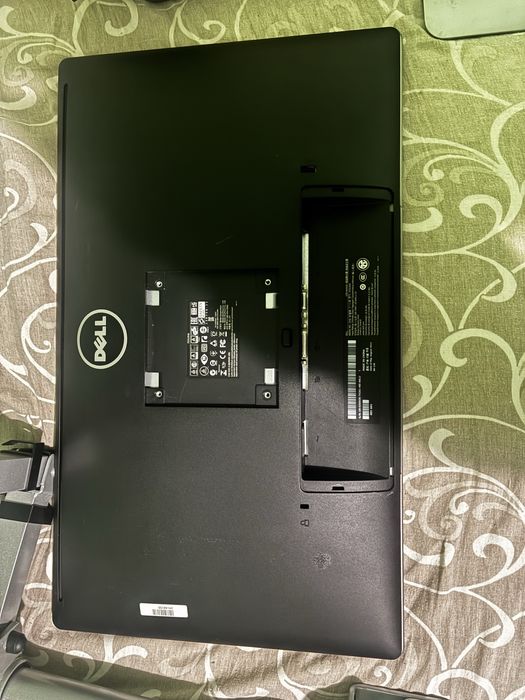 Два монитора със стойка Dell P2414Hb