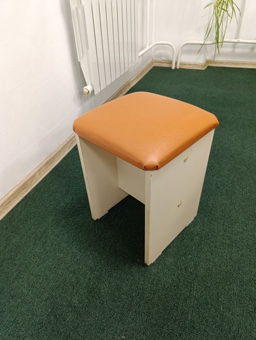 Продам столики, табуретки, скамейка, угловая полка