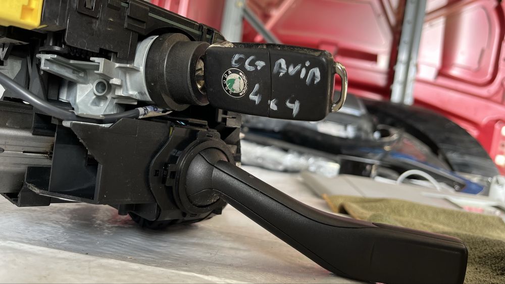 Кормилна рейка с лентов кабел и ръчки за светлини Skoda Octavia 4x4