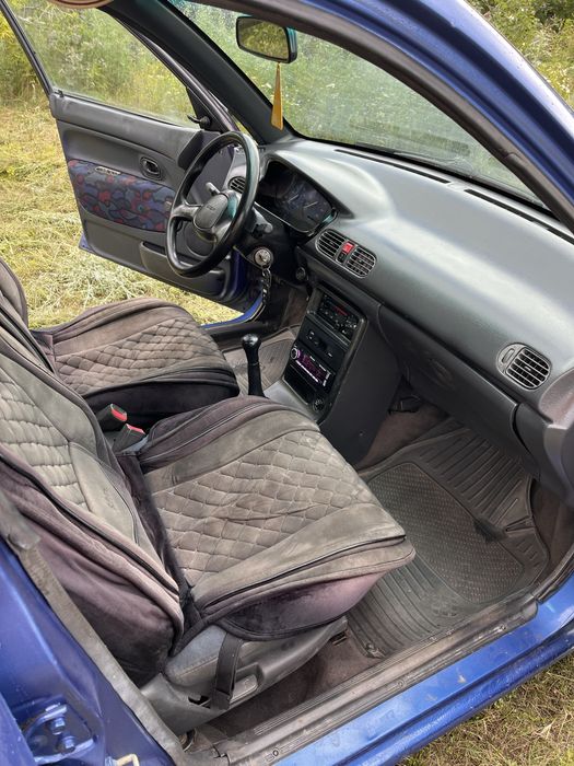 Машина Mazda 121