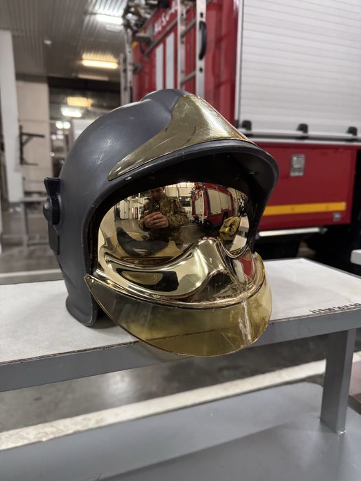 Продам каску пожарного
