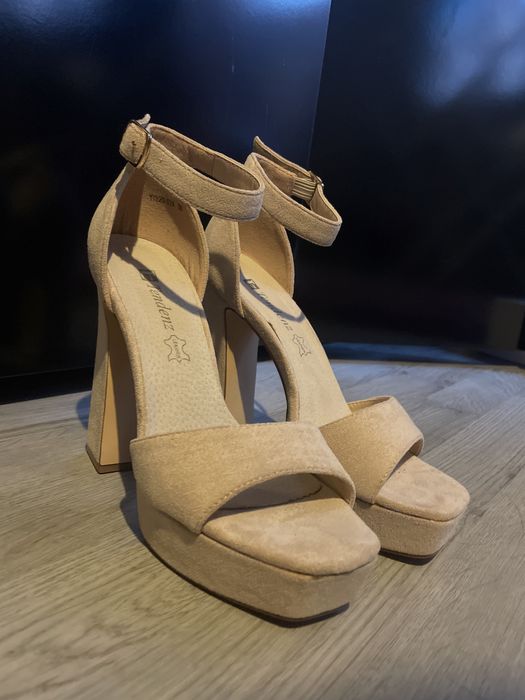 Сандали с дебел ток