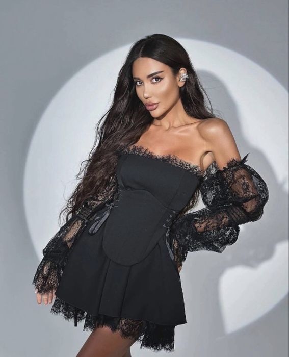 Рокля с дантелени детайли