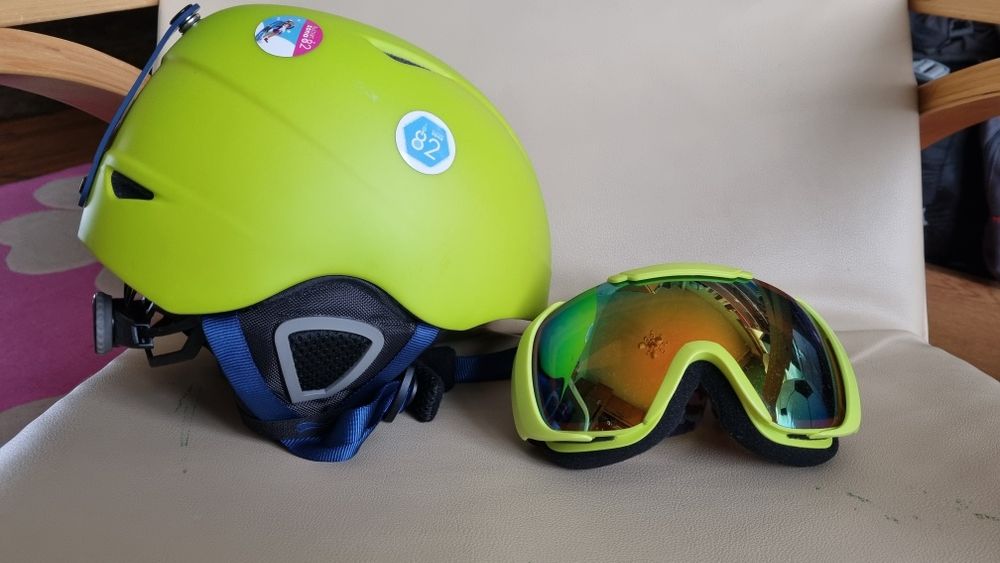 Детска ски каска и ски маска  неразличими  от нови. Размер  L -XL50-52