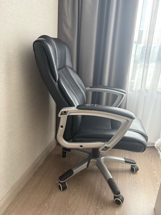 Кожанное кресло б/у