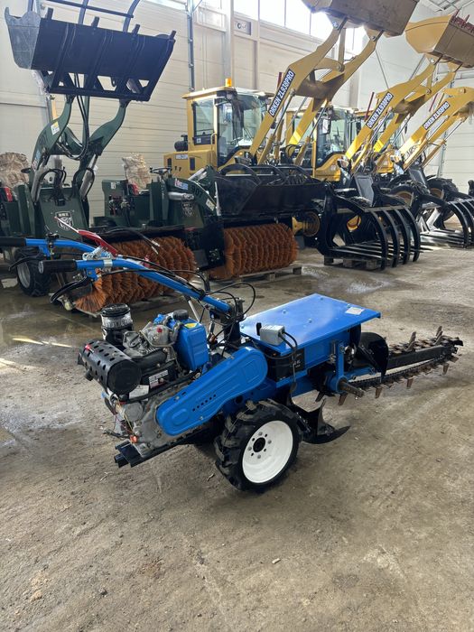 Самоходный траншеекопатель.