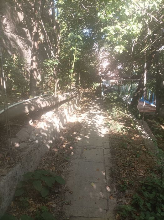 Чарвак участка сотилади 6,15 соток беш тут