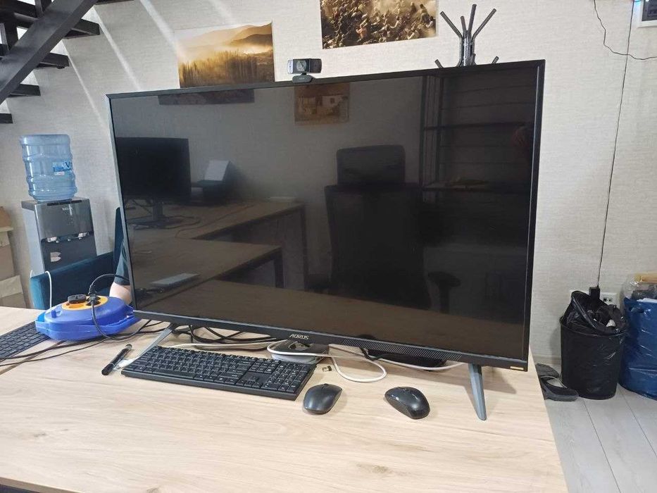 Монитор GIGABYTE AORUS FV43U с экраном QLED 43 дюйма.