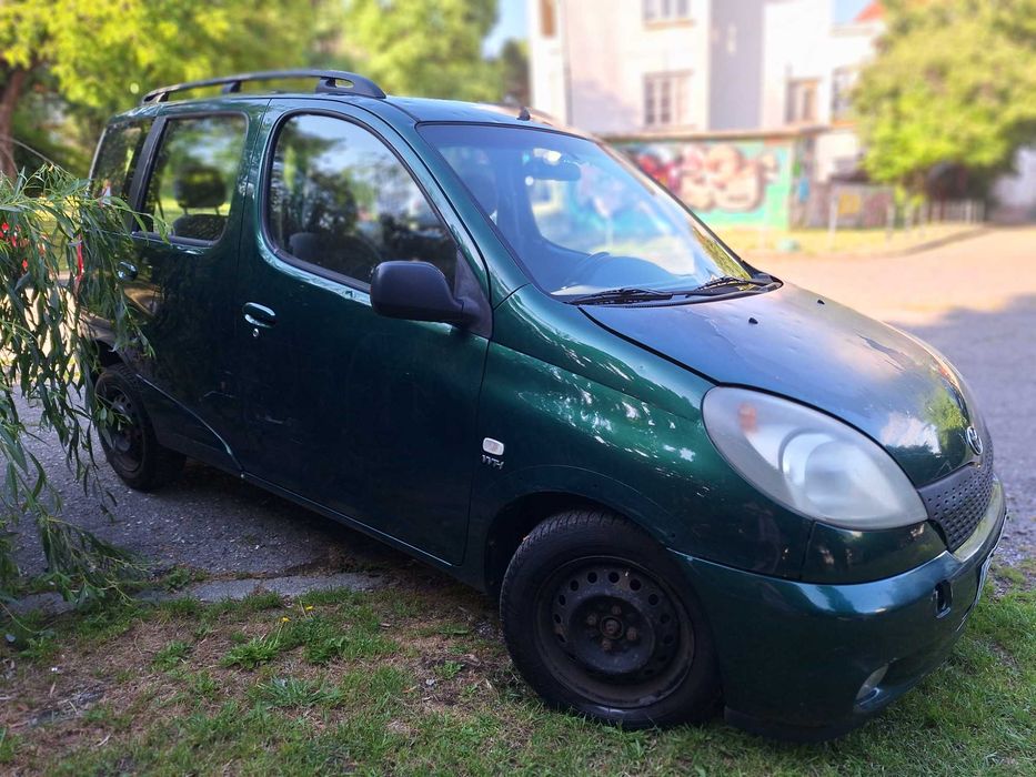 Toyota Yaris Verso 1.3, в движение, 2 комплекта гуми, климатик