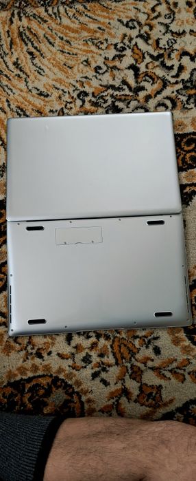 Laptop nou cu foliile pe el