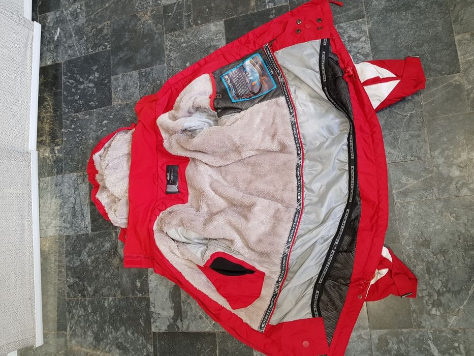 Geaca ski femei culoare rosie, cu aerisiri laterale si  captuseala .