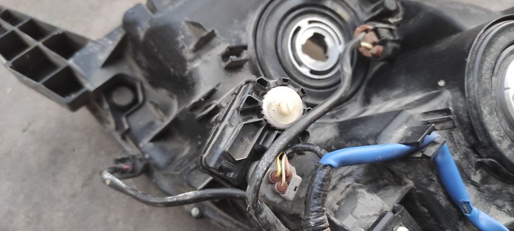 Land cruiser б\у правая сторона фара