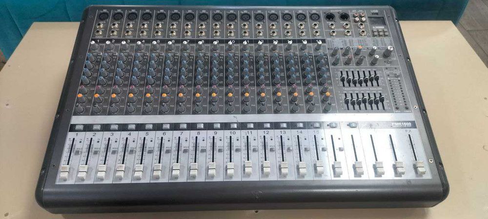 Продается активный микшерный пульт.