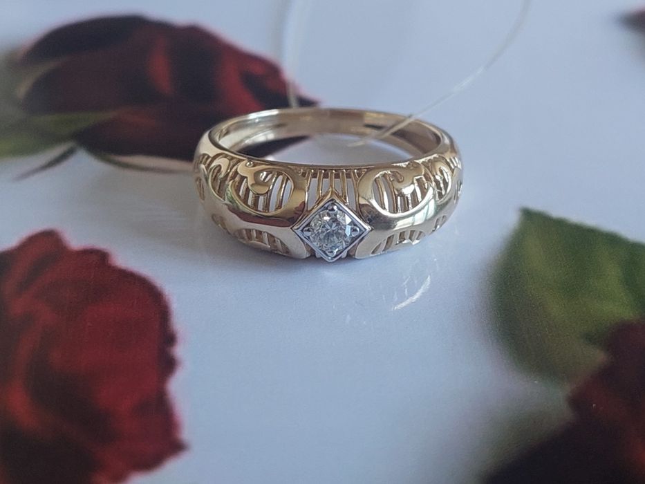 Золотое кольцо с бриллиантом