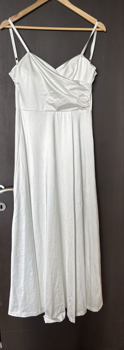 Бяла дълга рокля