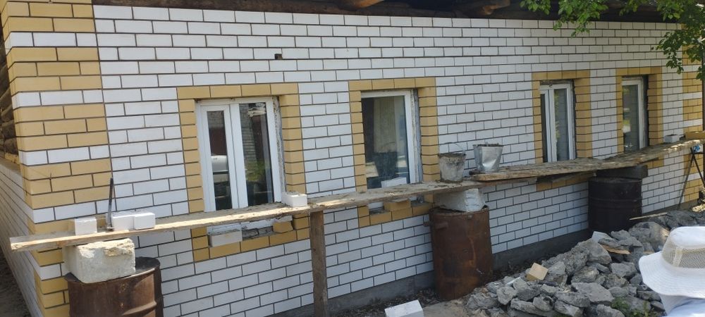 Кладка кирпича..