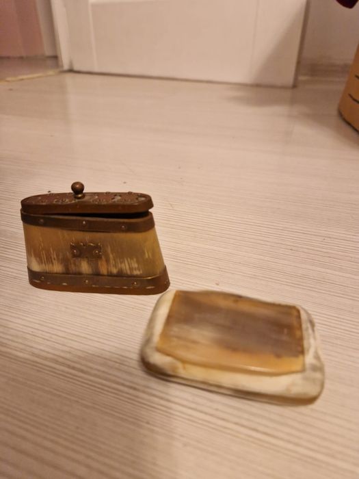 Cutiute pentru tutun din fildes cu lemn