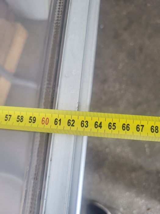 Vand geamuri rulota am mai multe modele.