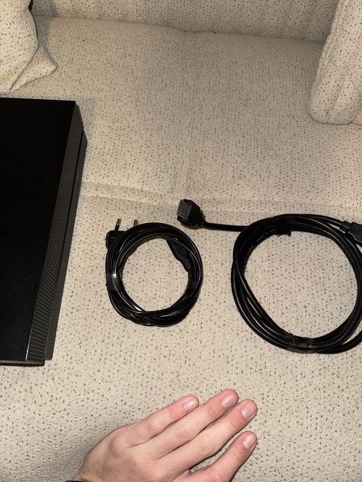 Xbox one x 1 Tb + o manetă si stație de incărcare cu baterie