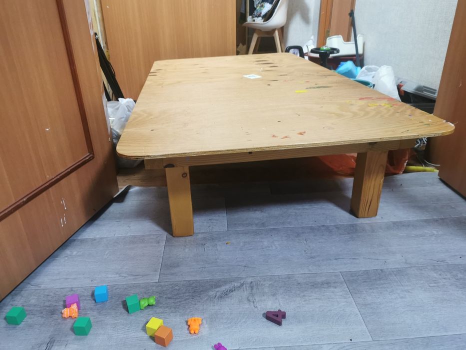 Срочно!  Напольный стол, крепкий
