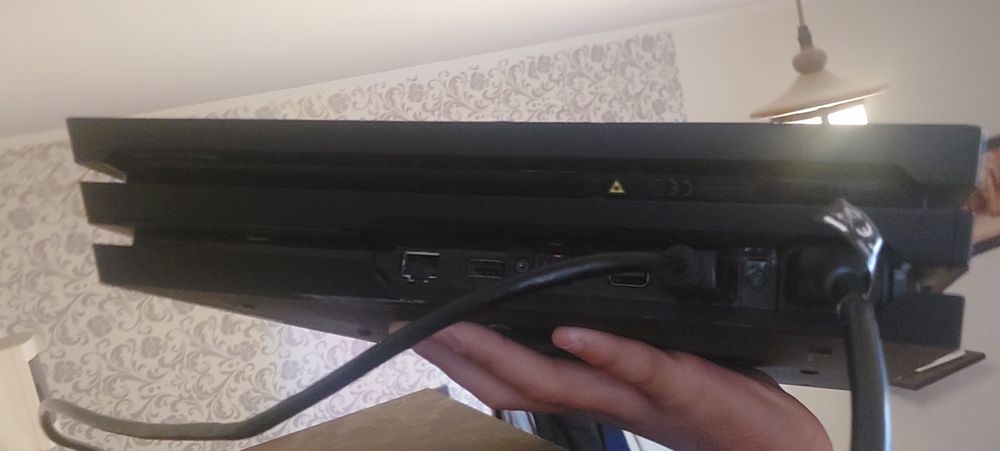 Vând PS4 Pro slim