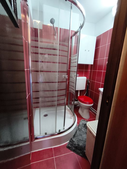 Vând apartament trei camere zonă centrală, Mioveni, două balcoane, două băi, liber