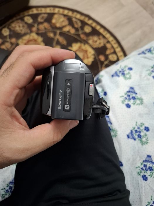 Продам цифровую видео камеру SONY
