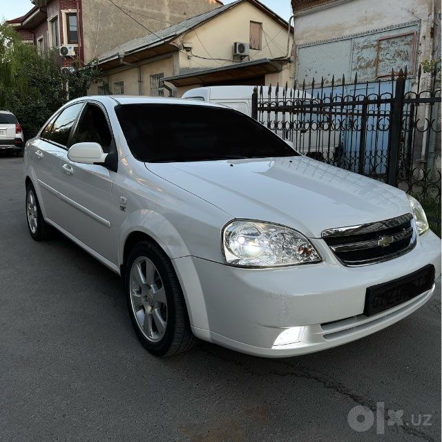 Lasetti 1.8 sotiladi