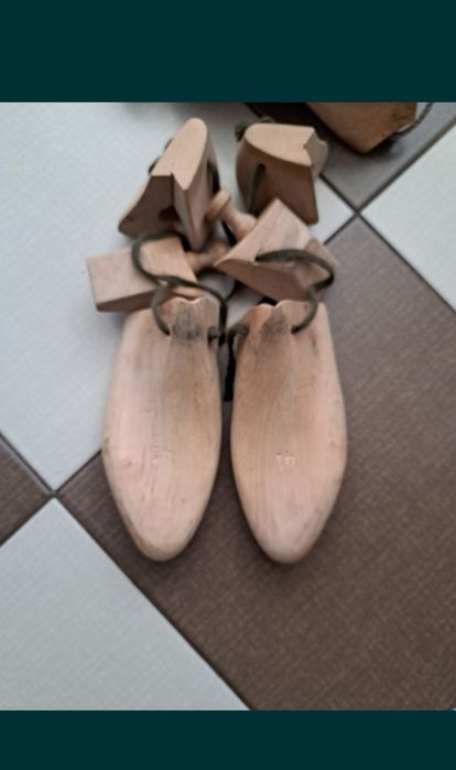 Papuci din lemn masiv.