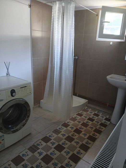 Închiriez garsoniera la curte