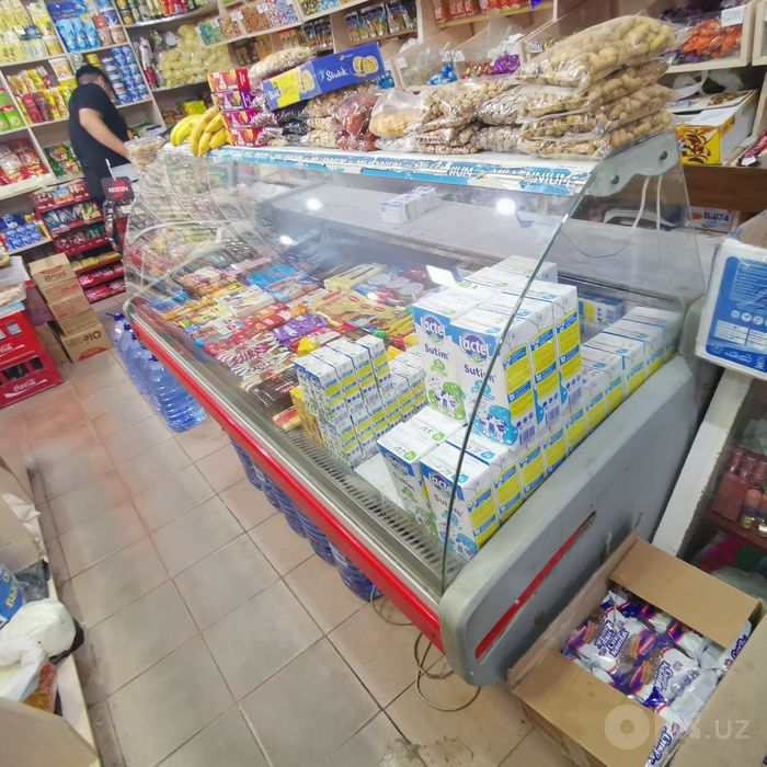 Azn vitrina xolodilnik, sovutgich.Uzuni,yangidek turibdi.