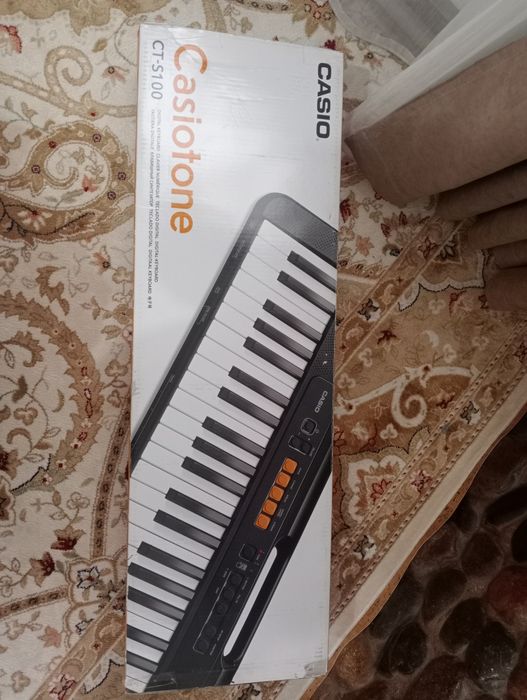 Синтезатор почти новый