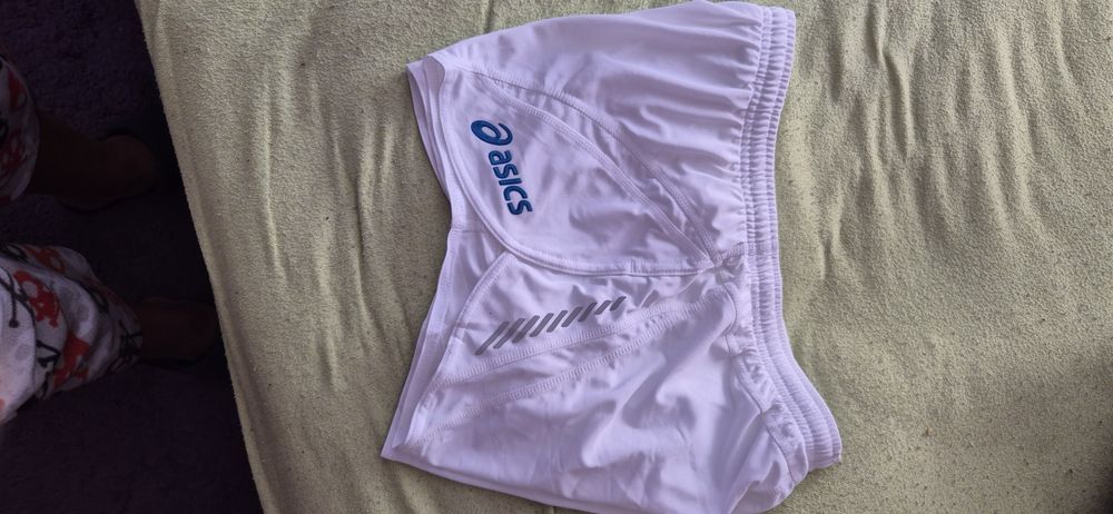 Vand pantaloni scurti de atletism, firma asics.