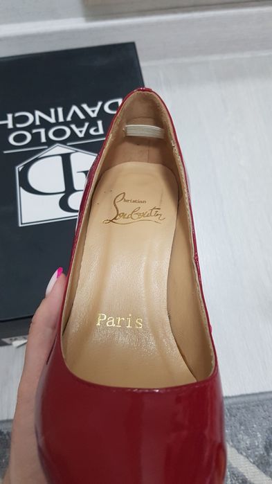 Продам красные классические туфли