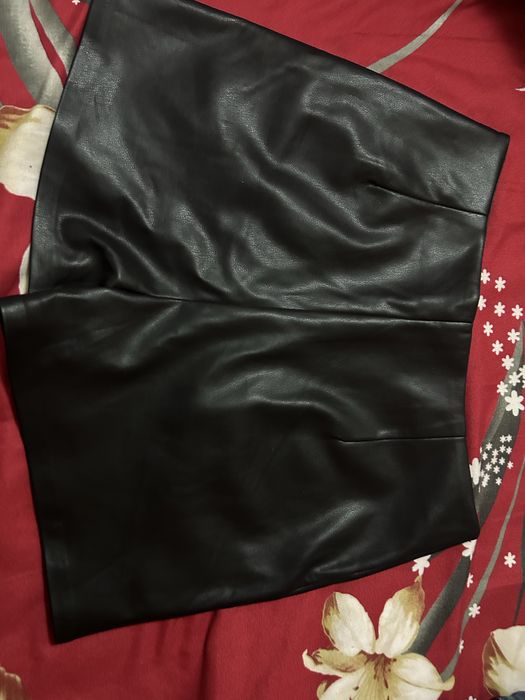 Fusta de piele tip pantaloni scurti