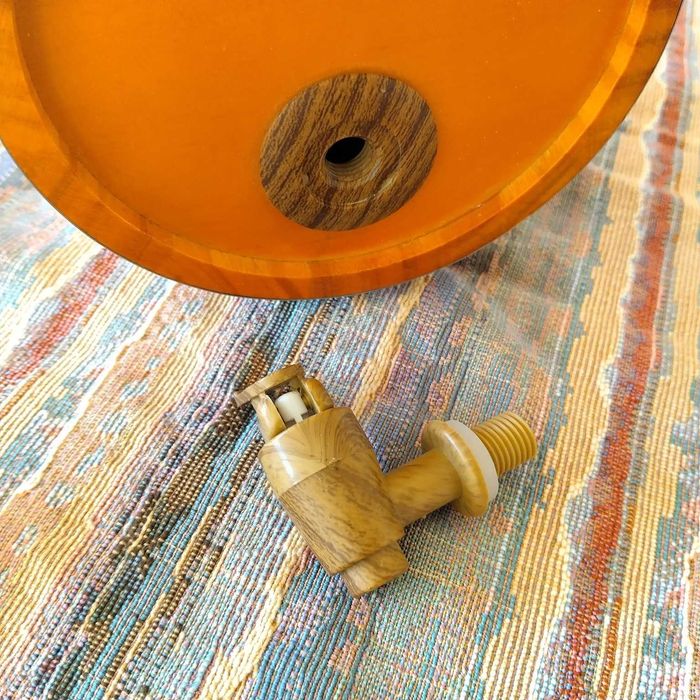 Продавам дървена бъчва 1,5 л. с метални обръчи и канелка